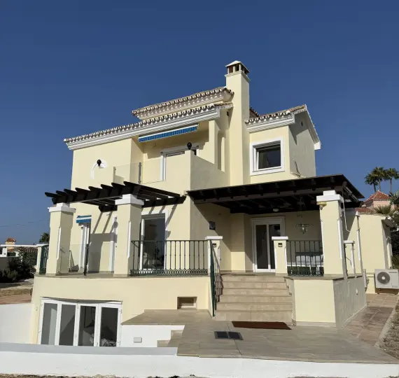 Продажа  отдельно стоящей виллы в Estepona
