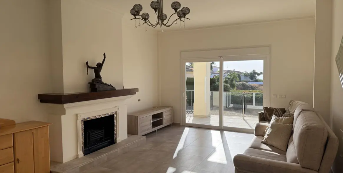 Продажа  отдельно стоящей виллы в Estepona 3