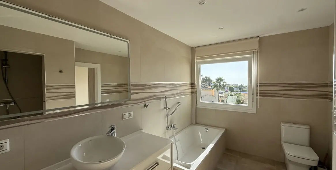 Продажа  отдельно стоящей виллы в Estepona 16