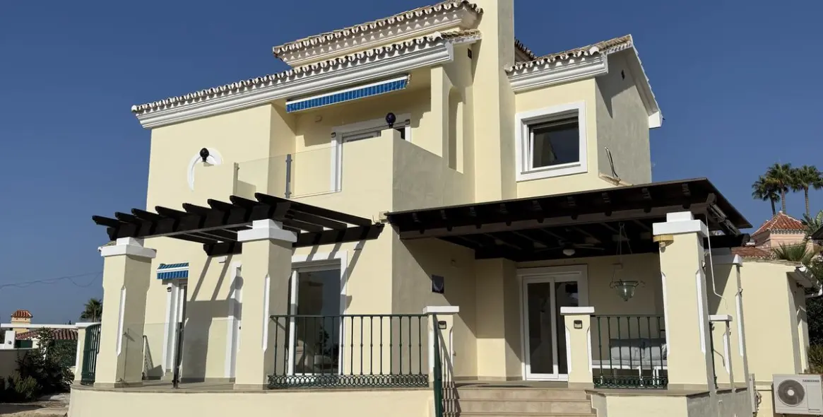 Продажа  отдельно стоящей виллы в Estepona 1