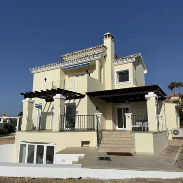 Sale of detached villa in Estepona