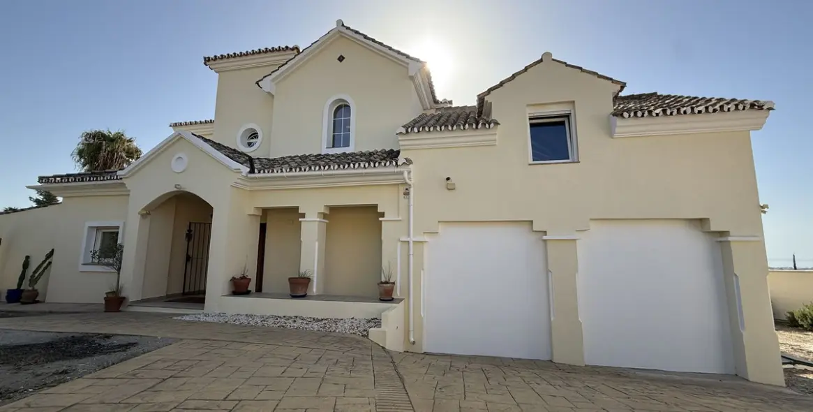 Продажа  отдельно стоящей виллы в Estepona 2