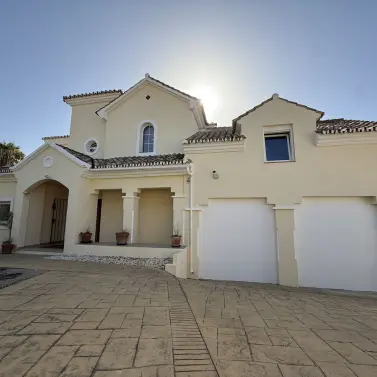 Sale of detached villa in Estepona
