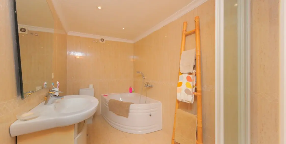 Sale of townhouse in Marbella (district Marbella) 8