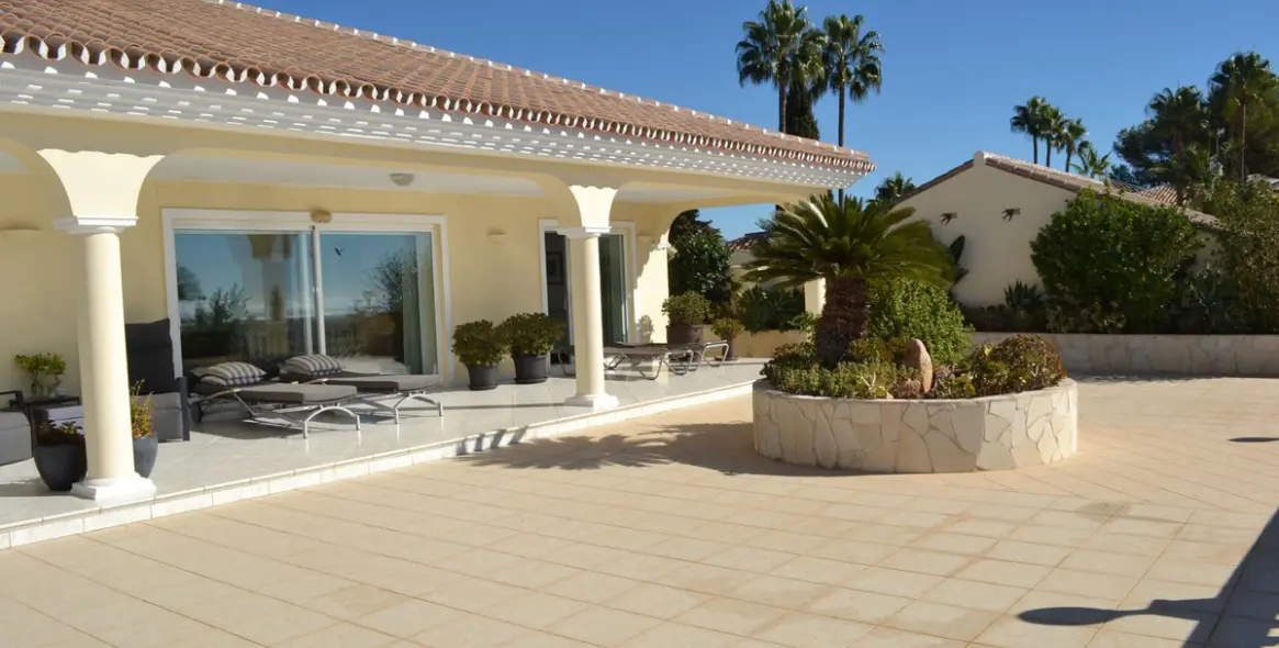 Sale of detached villa in Sierrezuela 3