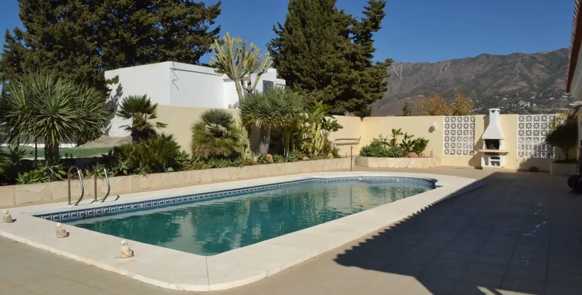 Sale of detached villa in Sierrezuela 13