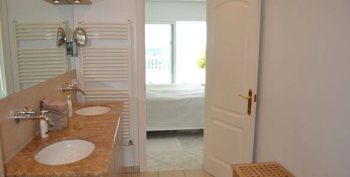 Sale of detached villa in Sierrezuela 30