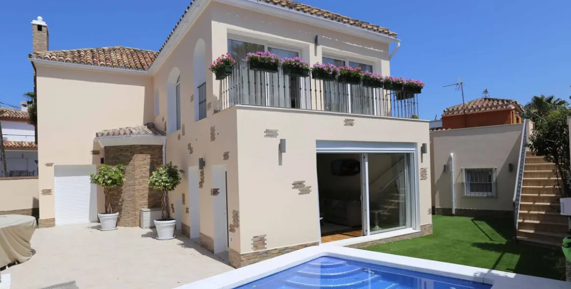 Sale of detached villa in San Pedro de Alcántara 1