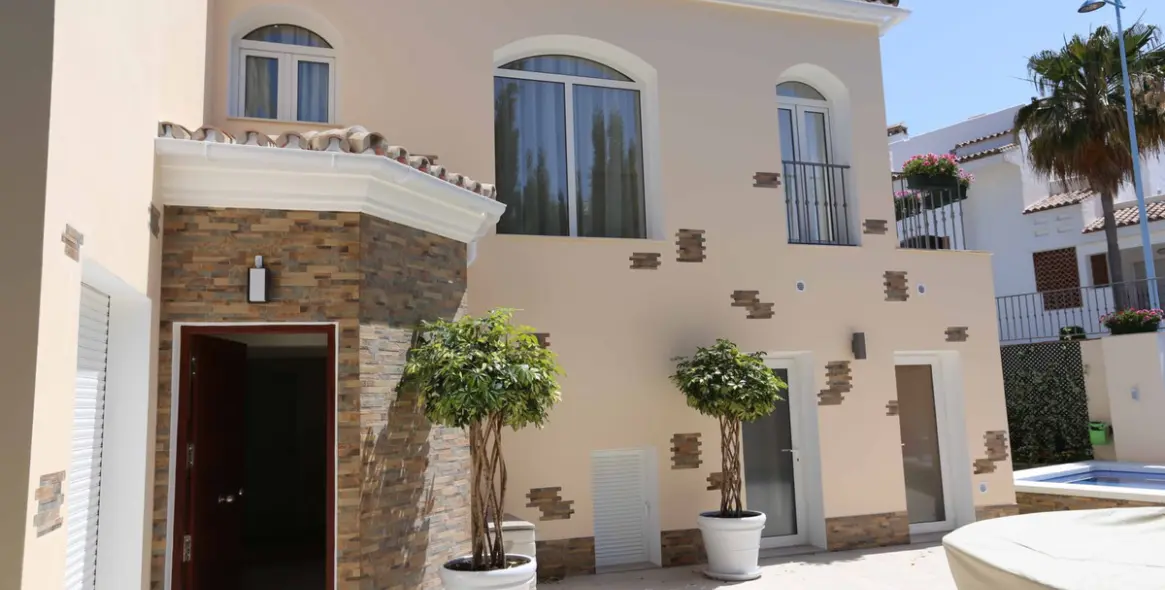 Sale of detached villa in San Pedro de Alcántara 2