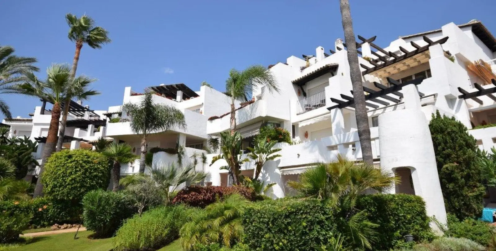 Venta de apartamento en planta media en Costalita 25