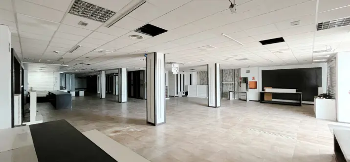 Продажа магазина в Estepona 0