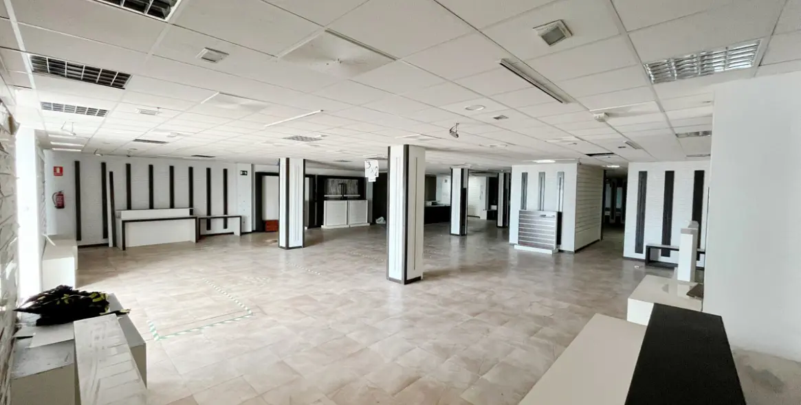 Продажа магазина в Estepona 2