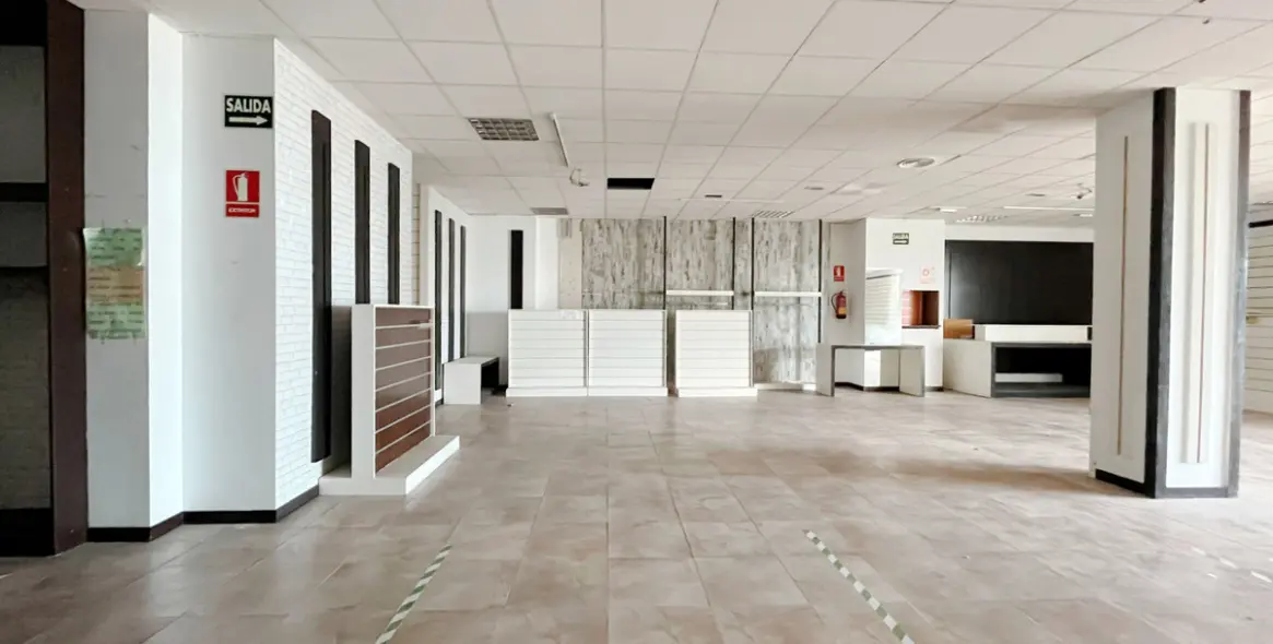 Продажа магазина в Estepona 3