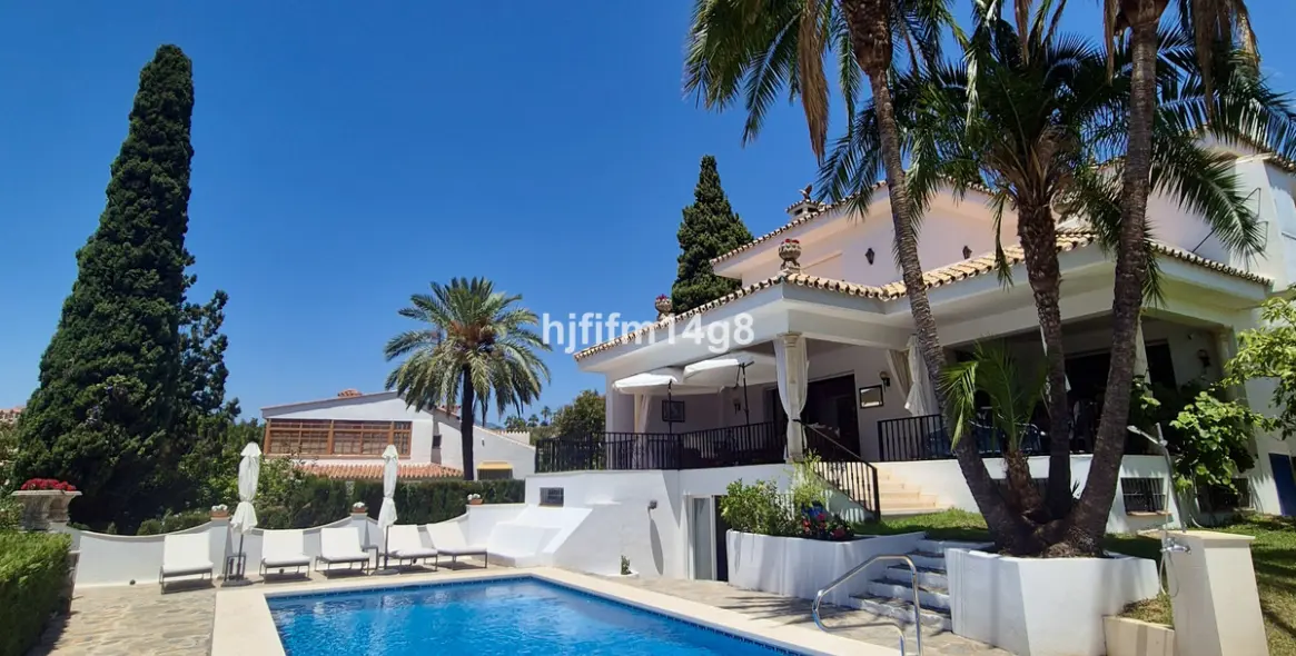 Venta de villa independiente en La Campana 1