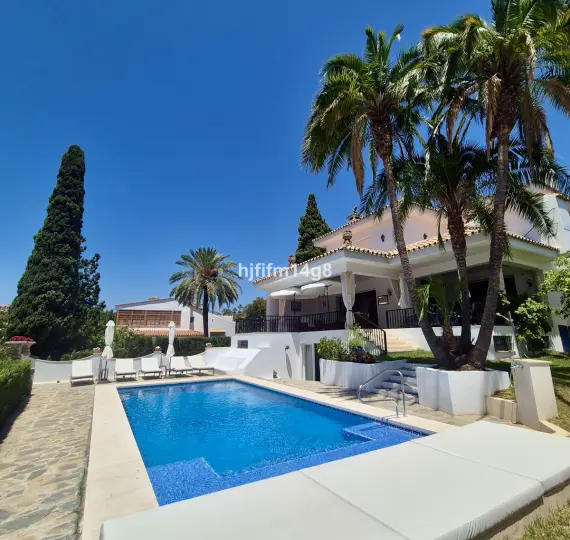 Venta de villa independiente en La Campana