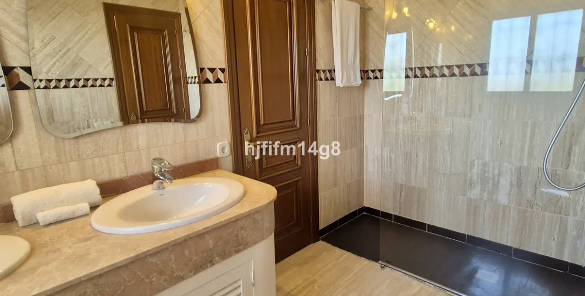 Venta de villa independiente en La Campana 13