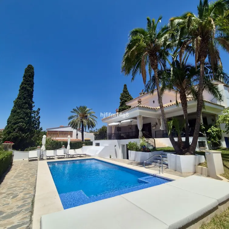Sale of detached villa in La Campana