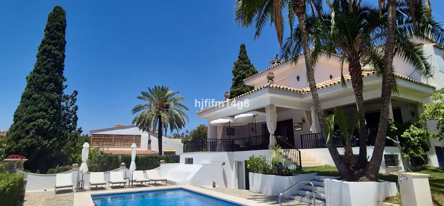 Sale of detached villa in La Campana 0
