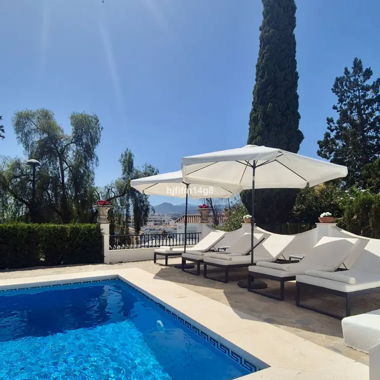 Sale of detached villa in La Campana