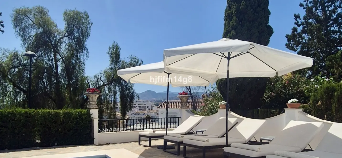 Sale of detached villa in La Campana 1