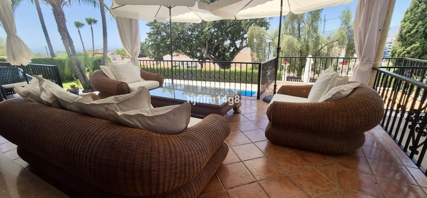 Sale of detached villa in La Campana 2