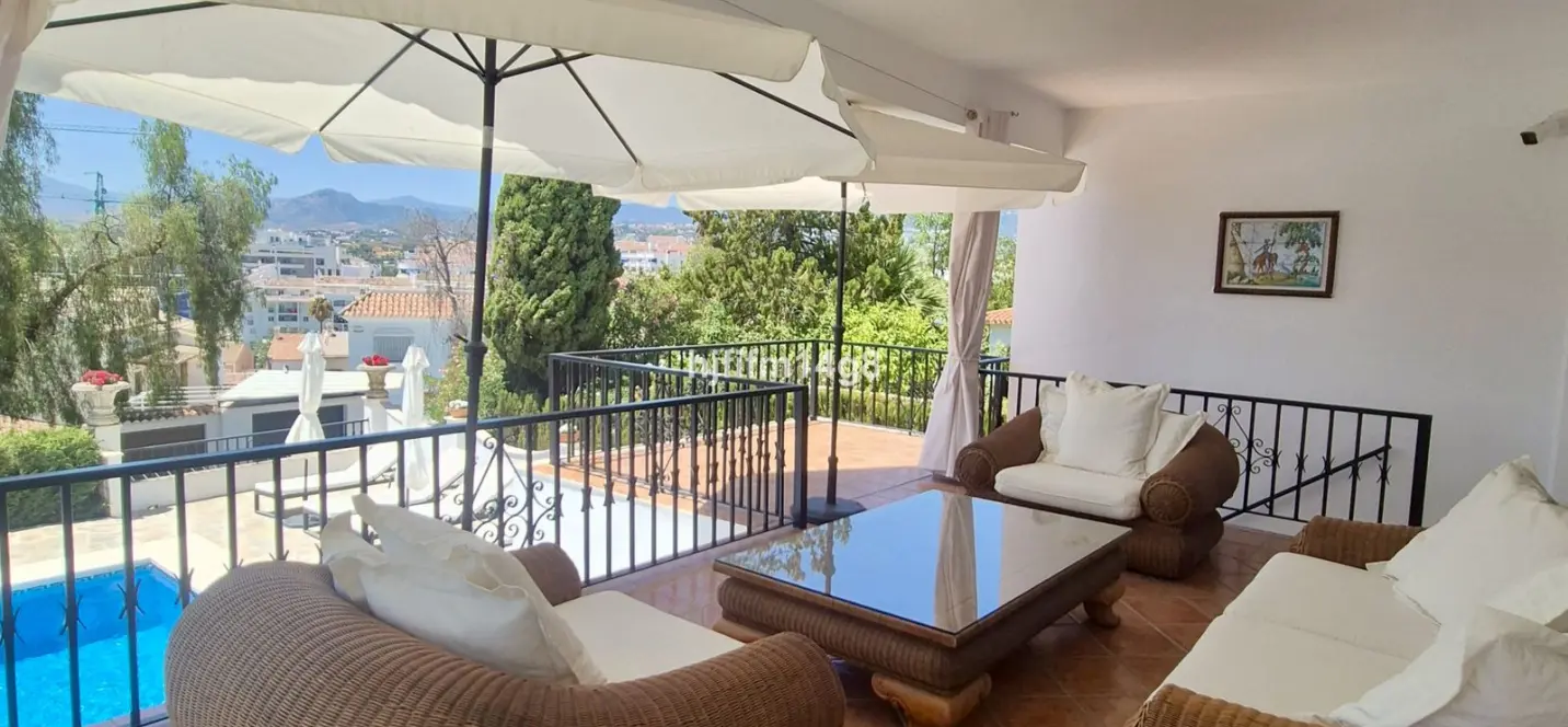 Sale of detached villa in La Campana 3