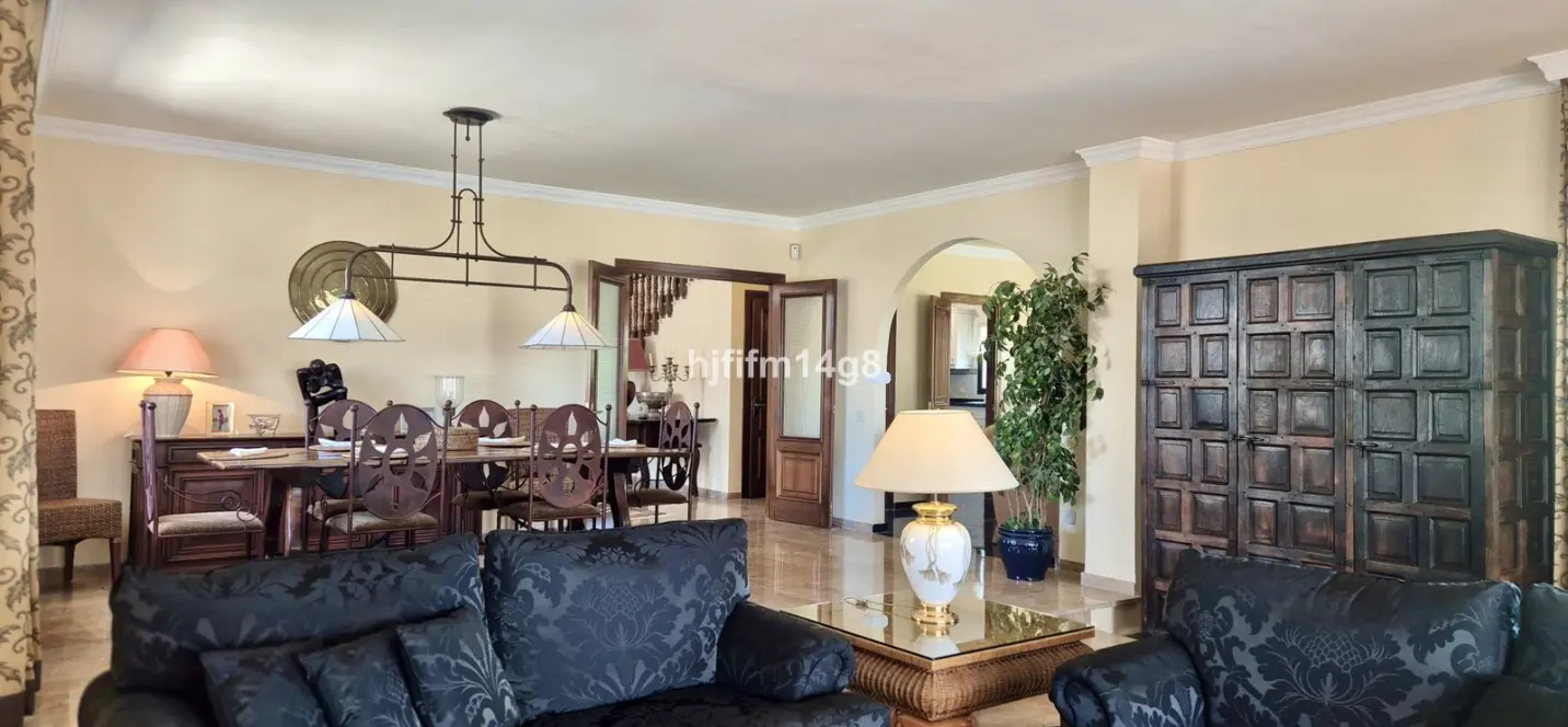 Sale of detached villa in La Campana 4