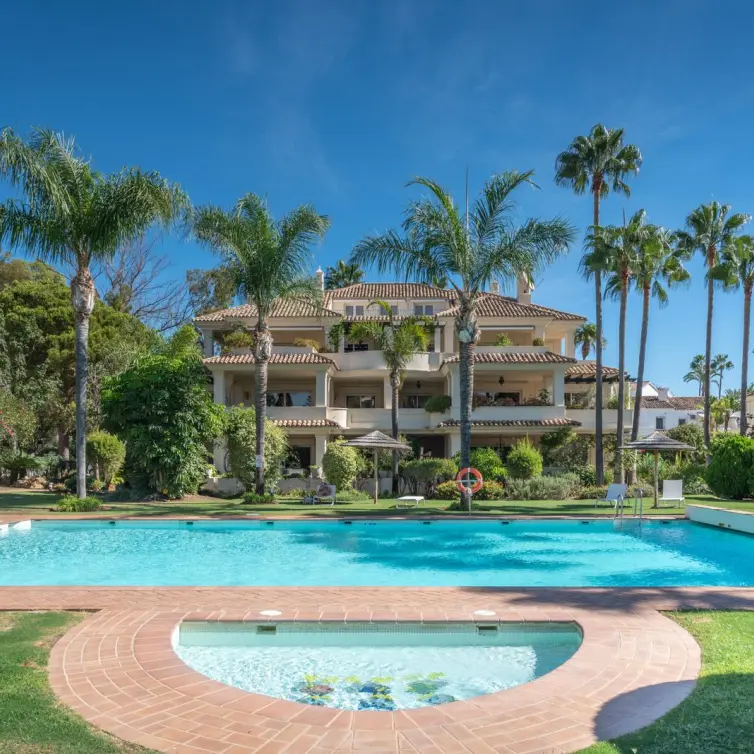 Sale of penthouse duplex in Nueva Andalucía