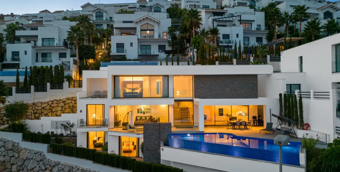 Продажа  отдельно стоящей виллы в Benalmadena Costa 1