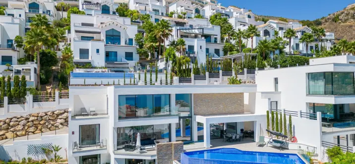 Продажа  отдельно стоящей виллы в Benalmadena Costa 1
