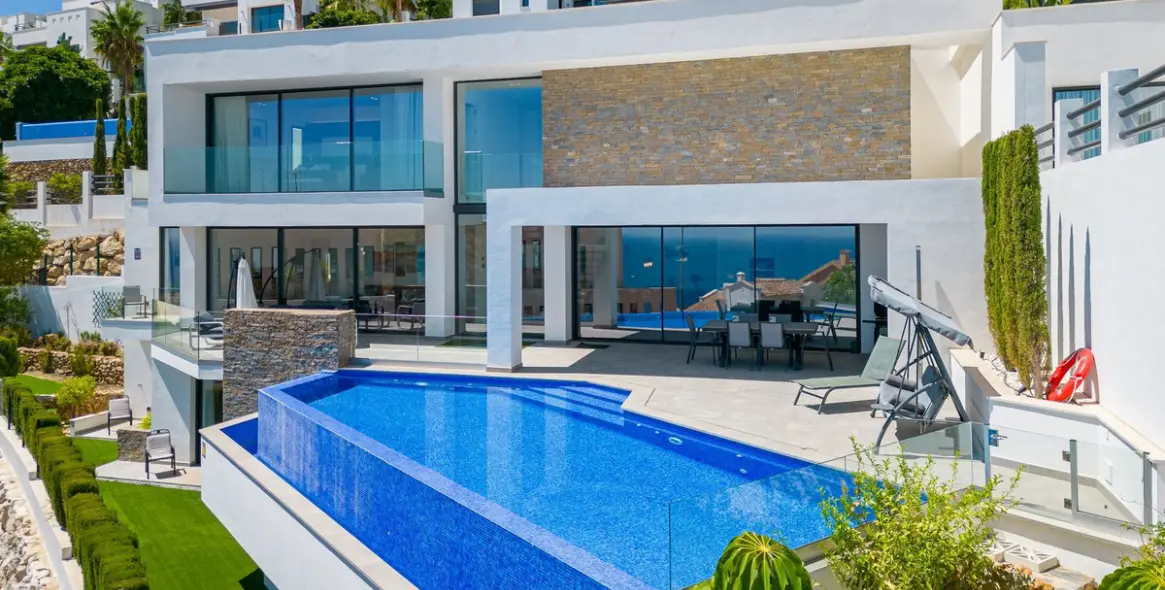 Продажа  отдельно стоящей виллы в Benalmadena Costa 3