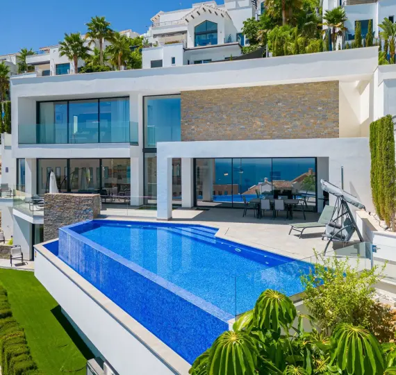 Продажа  отдельно стоящей виллы в Benalmadena Costa