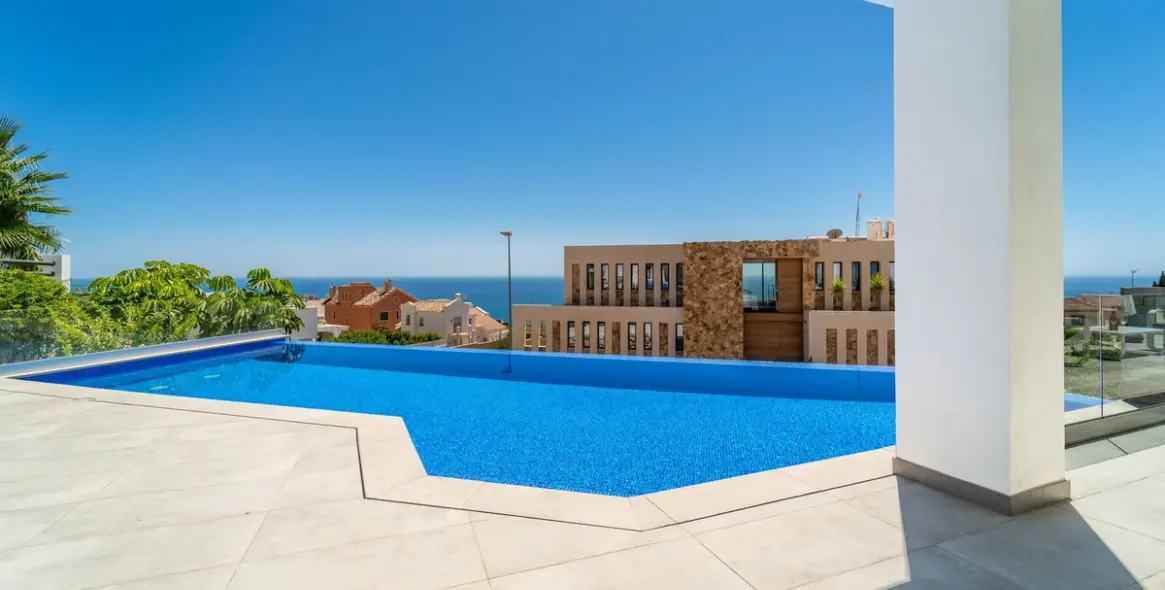 Продажа  отдельно стоящей виллы в Benalmadena Costa 26