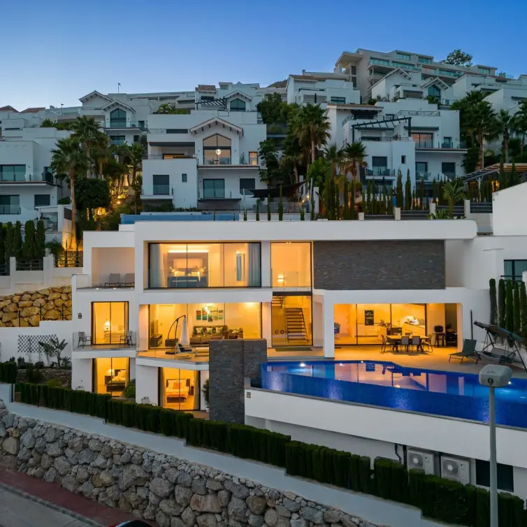 Продажа  отдельно стоящей виллы в Benalmadena Costa