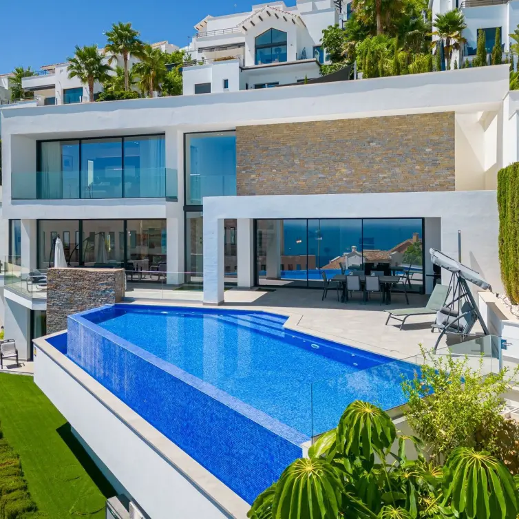 Продажа  отдельно стоящей виллы в Benalmadena Costa