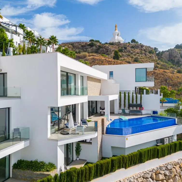 Продажа  отдельно стоящей виллы в Benalmadena Costa