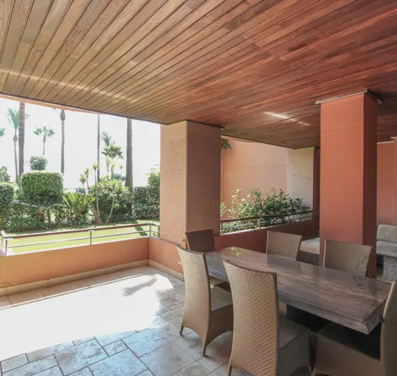 Venta de apartamento en planta baja en Puerto Banús