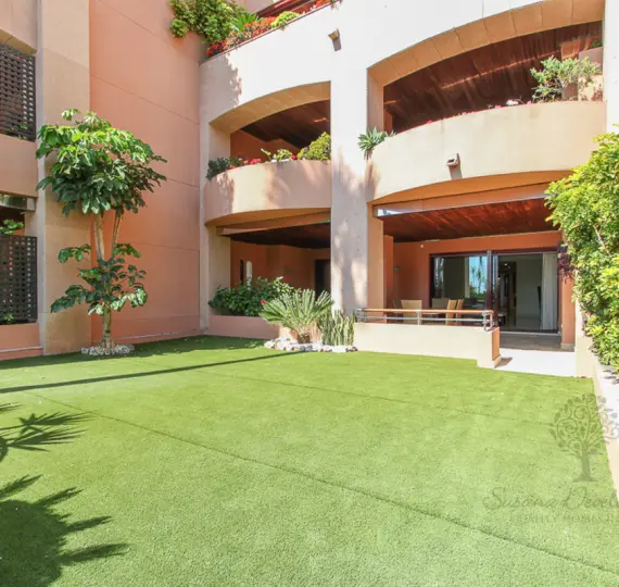 Venta de apartamento en planta baja en Puerto Banús