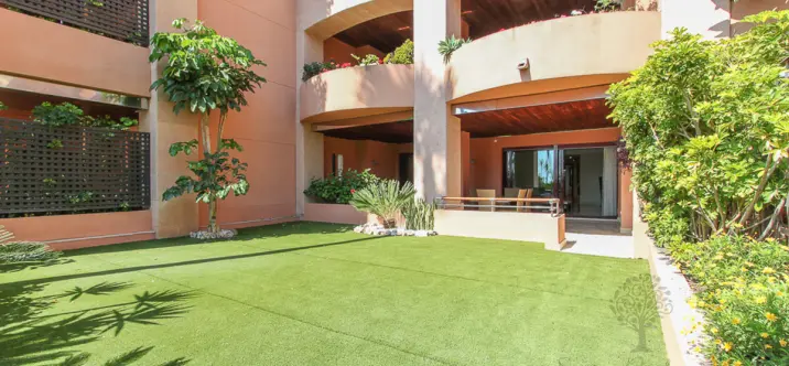 Venta de apartamento en planta baja en Puerto Banús 1