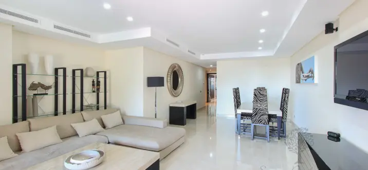Venta de apartamento en planta baja en Puerto Banús 2