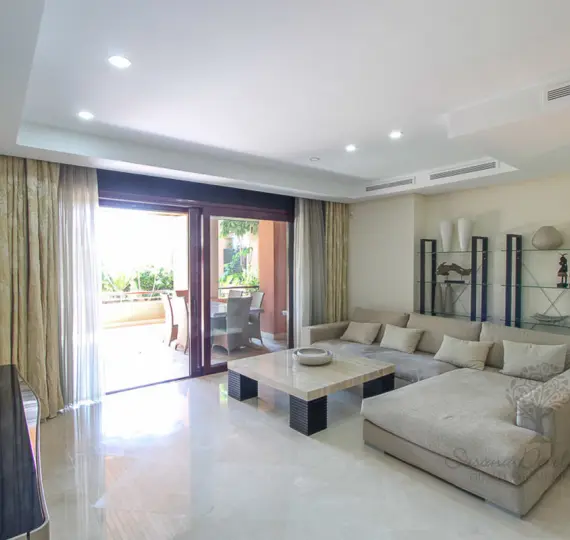 Venta de apartamento en planta baja en Puerto Banús