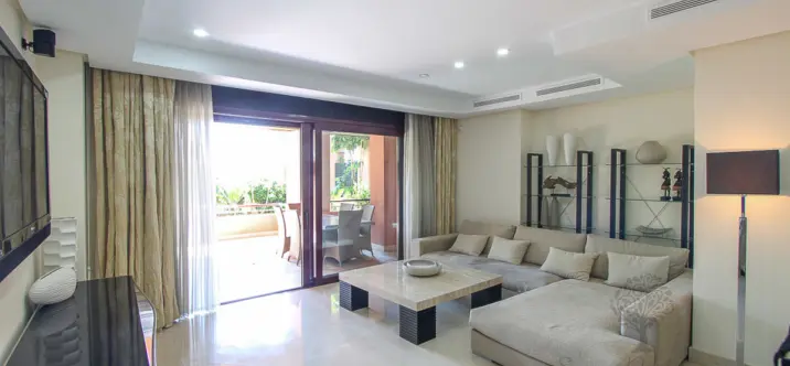 Venta de apartamento en planta baja en Puerto Banús 3