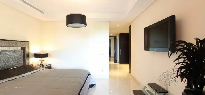 Venta de apartamento en planta baja en Puerto Banús 4
