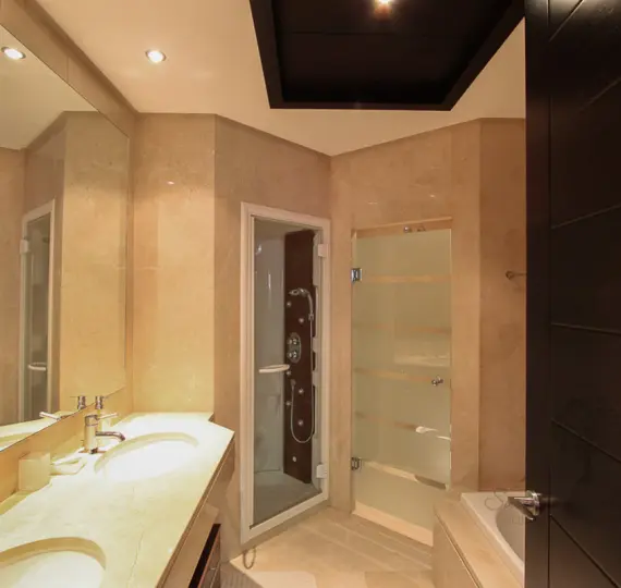 Venta de apartamento en planta baja en Puerto Banús