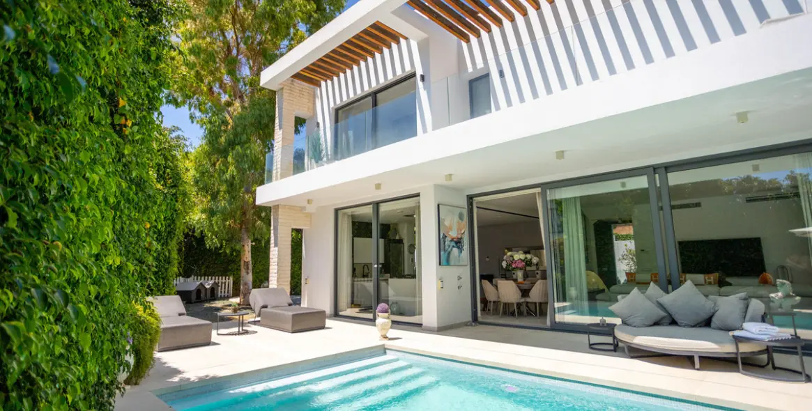 Продажа  отдельно стоящей виллы в Estepona 1