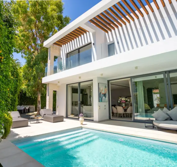 Venta de villa independiente en Estepona