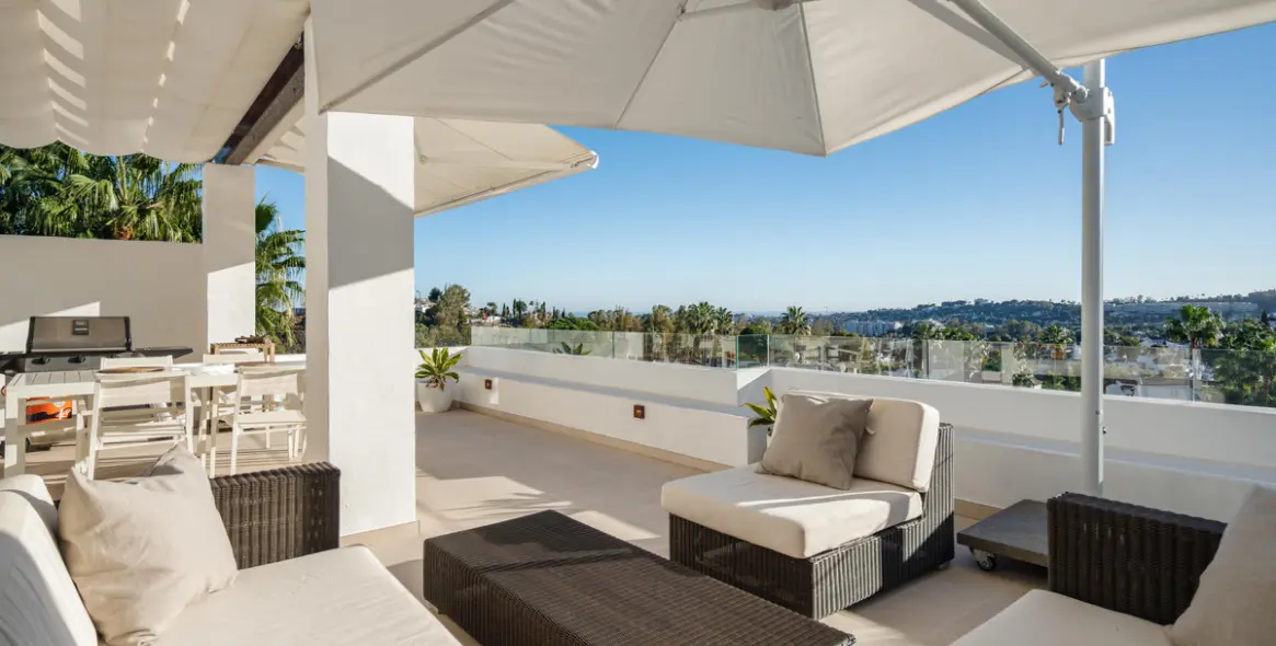 Продажа двухуровневого пентхауса в Nueva Andalucía 1