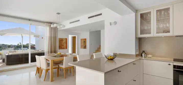 Продажа двухуровневого пентхауса в Nueva Andalucía 4