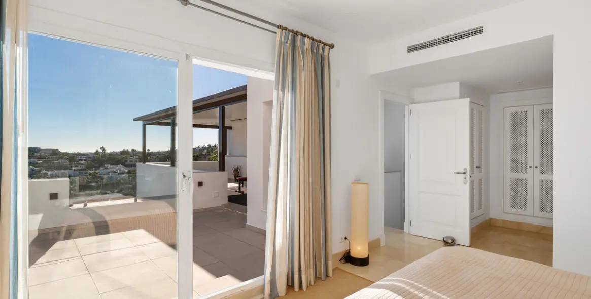 Venta de ático dúplex en Nueva Andalucía 16