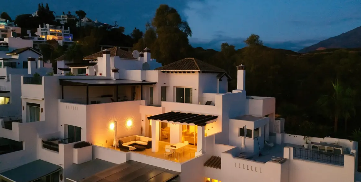 Venta de ático dúplex en Nueva Andalucía 35